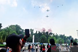 Warga abadikan momen atraksi pesawat tempur di Monas sambut HUT RI