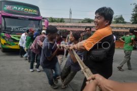 Lomba tarik bus bakal jadi agenda tahunan di Terminal Lebak Bulus