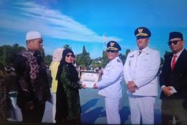 Pemkab Pasaman Barat berikan sejumlah penghargaan usai upacara HUT RI