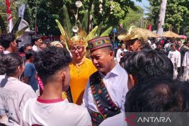 Kenakan baju adat Manggarai, Gubernur NTB tegaskan masyarakat NTT tak sendiri