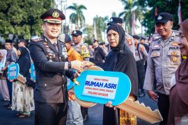 Polres Bogor beri kado HUT ke-81 RI renovasi 21 rumah  warga kurang mampu