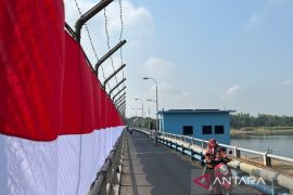 Warga bentangkan bendera Merah Putih 180 meter di Bendung Gerak Babat