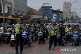 Pengendara di Jambi berhenti sejenak saat Indonesia Raya berkumandang