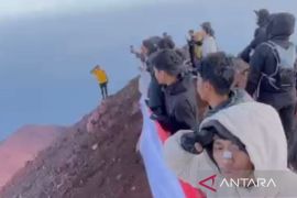 Puluhan pendaki gelar upacara HUT Ke-81 RI di Gn Kerinci