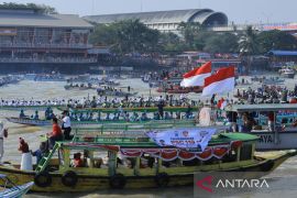 Ribuan warga nonton Festival Perahu Bidar di Sungai Musi Palembang