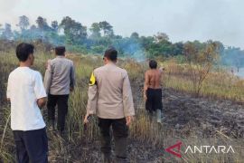 Polres OKU bersama warga padamkan karhutla di Kelurahan Sukajadi