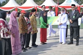 Pemkot Kendari serahkan program jaminan sosial 150 pekerja rentan di momen HUT RI
