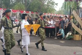 Siswi SMAN 1 Palembang pembawa baki pada Upacara HUT RI di Palembang