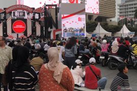 Warga antusias saksikan upacara penurunan bendera dari Bundaran HI