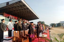 Upacara HUT ke-81 RI di Belitung tanpa tenda peneduh wujud kebersamaan