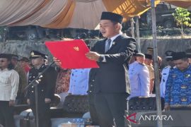 Anggota DPRD Kotabaru bacakan teks proklamasi di Kelumpang Hulu