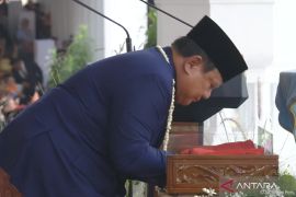 Presiden Prabowo cium bendera Merah Putih sebelum diserahkan ke pembawa baki
