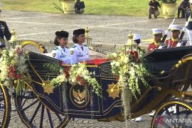 Kereta Garuda Prabayaksa bawa bendera dan teks proklamasi dari Monas ke Istana