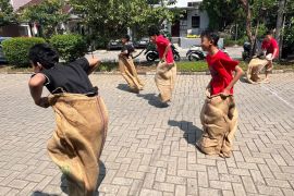 Balap Karung Merah Putih warga Cimanggu Bogor