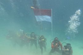 Polres dan SAR Simeulue kibarkan bendera bawah laut