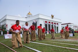 Balap Karung di halaman Istana Bogor