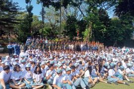 Prokopimda, TNI-Polri dan pelajar berbaur di HUT ke-81 RI di Sempur Bogor
