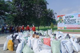 Parigi Moutong komitmen jaga kota bersih lewat aksi 100 menit pungut sampah