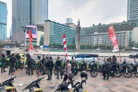 Personel TNI-Polri bersiaga di Bundaran HI jelang unjuk rasa mahasiswa