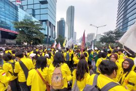 Mahasiswa masih bertahan di depan UOB, akses ke HI dibatasi