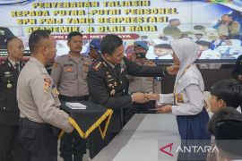 SPN Polda Metro Jaya salurkan bantuan pendidikan untuk pelajar berprestasi