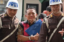 Febrie Adriansyah minta barang bukti 74 kg emas dan uang dikembalikan