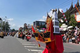 Pawai Alegoris HUT Ke-81 Kemerdekaan RI Ke-81 di Bukittinggi meriah