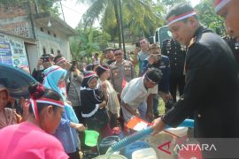 Polisi salurkan bantuan air bersih ke warga Tebing Tinggi Empat Lawang