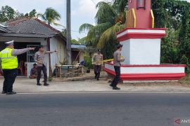 Pekerja pengecat gapura di Desa Gadung Bangka Selatan tersengat listrik
