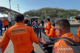Evakuasi jenazah mengambang di Pelabuhan Lembar tidak terkait KMP Yasmin