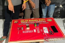 Polres Dompu menelusuri jaringan di balik tiga terduga kasus sabu