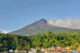 Pos gunung api harap warga waspadai awan panas guguran Karangetang