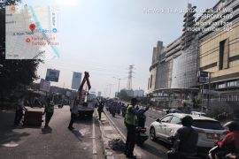 Dishub DKI evakuasi rambu roboh di Jalan Kyai Tapa Jakbar