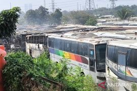 Damkar Bekasi kerahkan 9 armada padamkan api bakar 50 bus