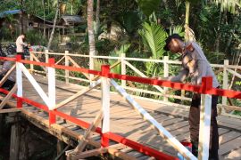 Polres Lingga pagari jembatan di Sungai Raya