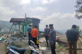 BPBD Garut mengasesmen rumah roboh terdampak longsor di Banjarwangi