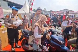 Tangis haru warga saat menang motor listrik di Jamuan Rakyat Kramat Jati