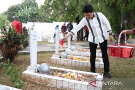 Ziarahi TMP, Sekda  sebut Pemprov jadikan HUT ke-81 Maluku perkuat layanan masyarakat