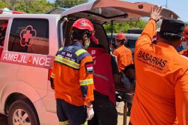 PMI bantu merujuk warga terdampak gempa NTT dari RS lapangan ke rumah sakit Labuan Bajo