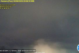 Gunung Semeru di Jatim erupsi disertai awan panas guguran