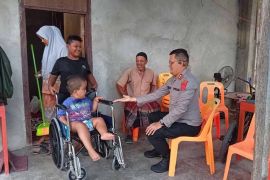 Kapolres Aceh Selatan bantu kursi roda untuk anak disabilitas