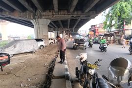Polisi buru empat pencuri pagar besi di Pademangan