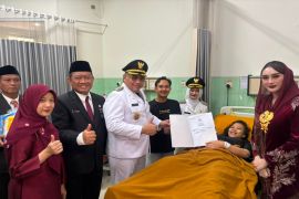Kelahiran bayi spesial di Hari Kemerdekaan ke-81, Wali Kota serahkan langsung dokumen kependudukan