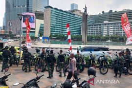 Personel TNI-Polri bersiaga di Bundaran HI jelang unjuk rasa mahasiswa