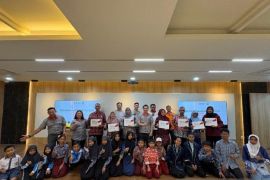 Dorong semangat belajar, 137 pelajar di Tarjun terima beasiswa pendidikan