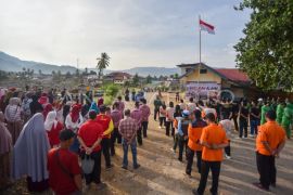 Upacara bendera di bekas lokasi bencana di Padang