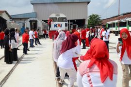 Bukan Tarik Tambang, Ini Tarik Lokomotif! KAI Divre II Sumbar Adu Kompak Gerakkan 42 Ton