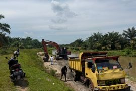Polres Batu Bara bongkar galian C diduga ilegal excavator dan dua dump truck ikut diamankan