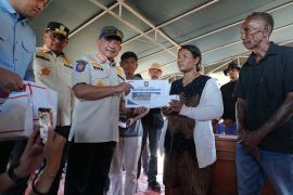 Mendagri serahkan bantuan di Desa Waekokak NTT