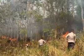Polisi dan warga berhasil memadamkan kebakaran lahan di Kebasen Banyumas